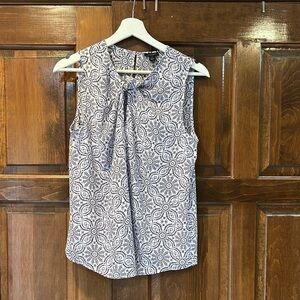 NWT Ann Taylor Factory Sleeveless Blouse Top Size XS Navy White Geometric Print